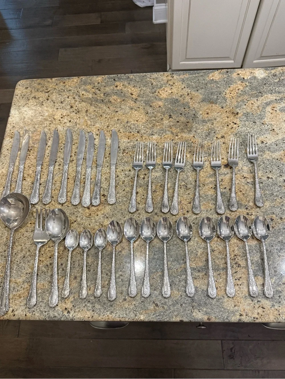 Wm Rogers & Son Silverplate Flatware‎ Set 32 Piece Floral Scroll Pattern